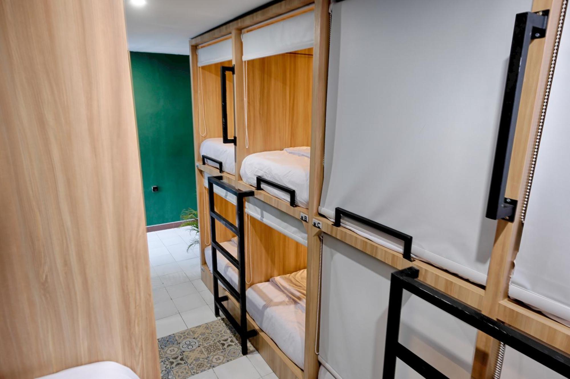 Hubs Hostel Yogyakarta Exterior photo
