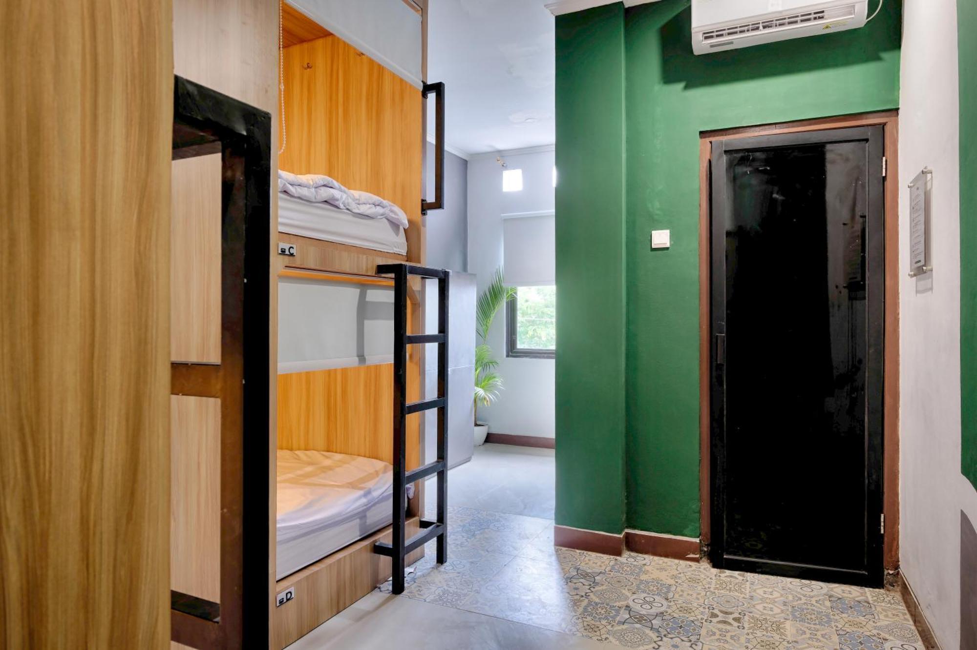 Hubs Hostel Yogyakarta Exterior photo