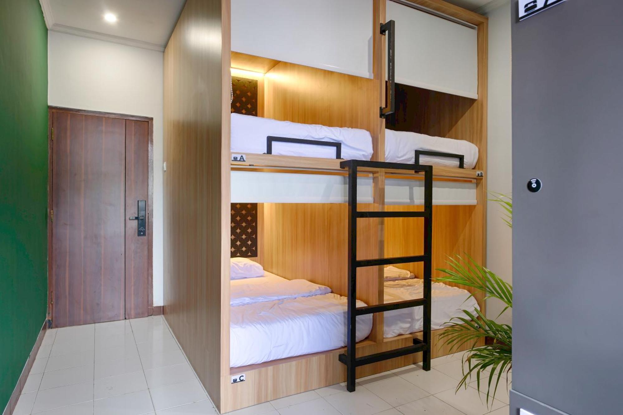 Hubs Hostel Yogyakarta Exterior photo