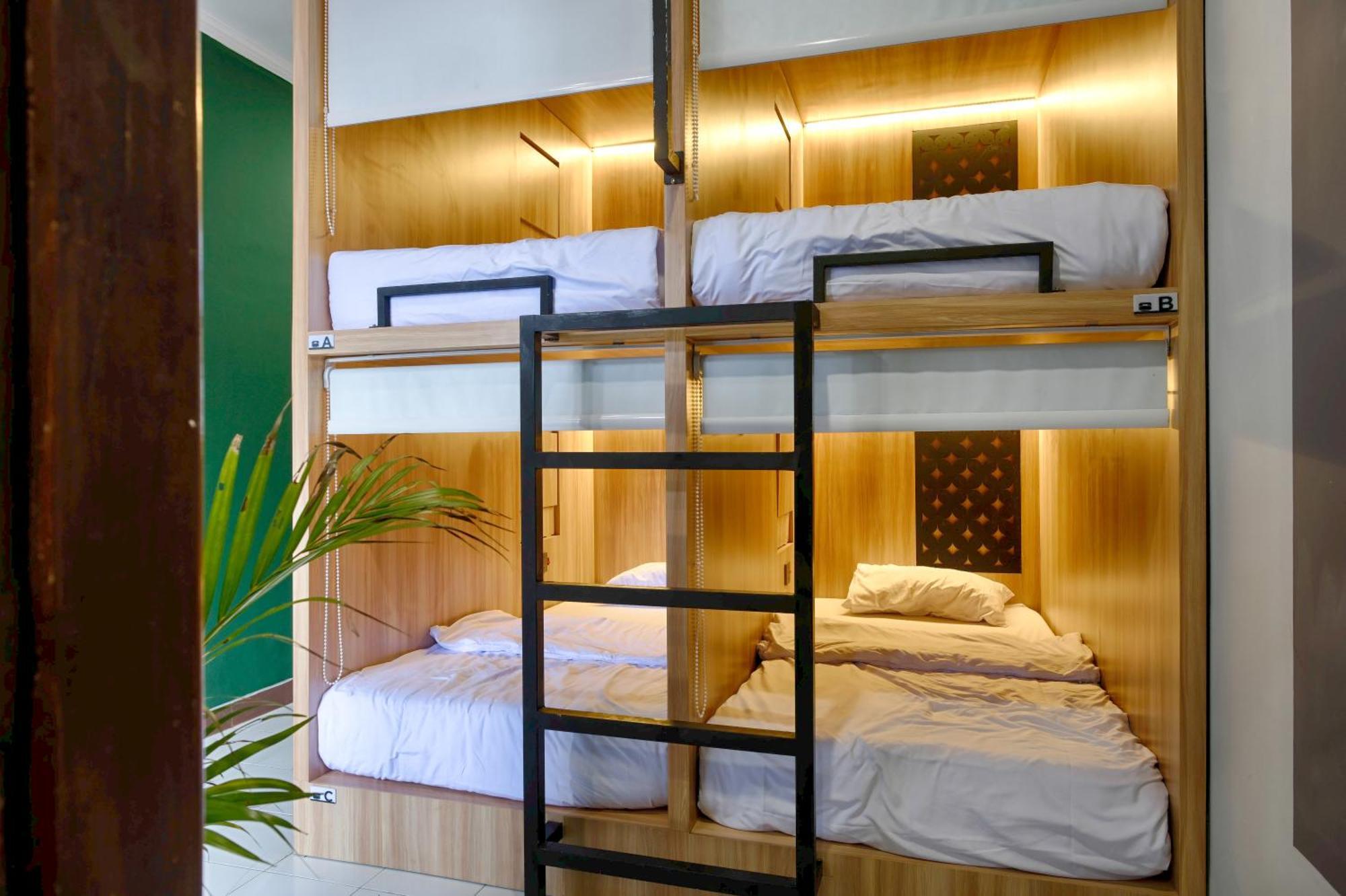 Hubs Hostel Yogyakarta Exterior photo