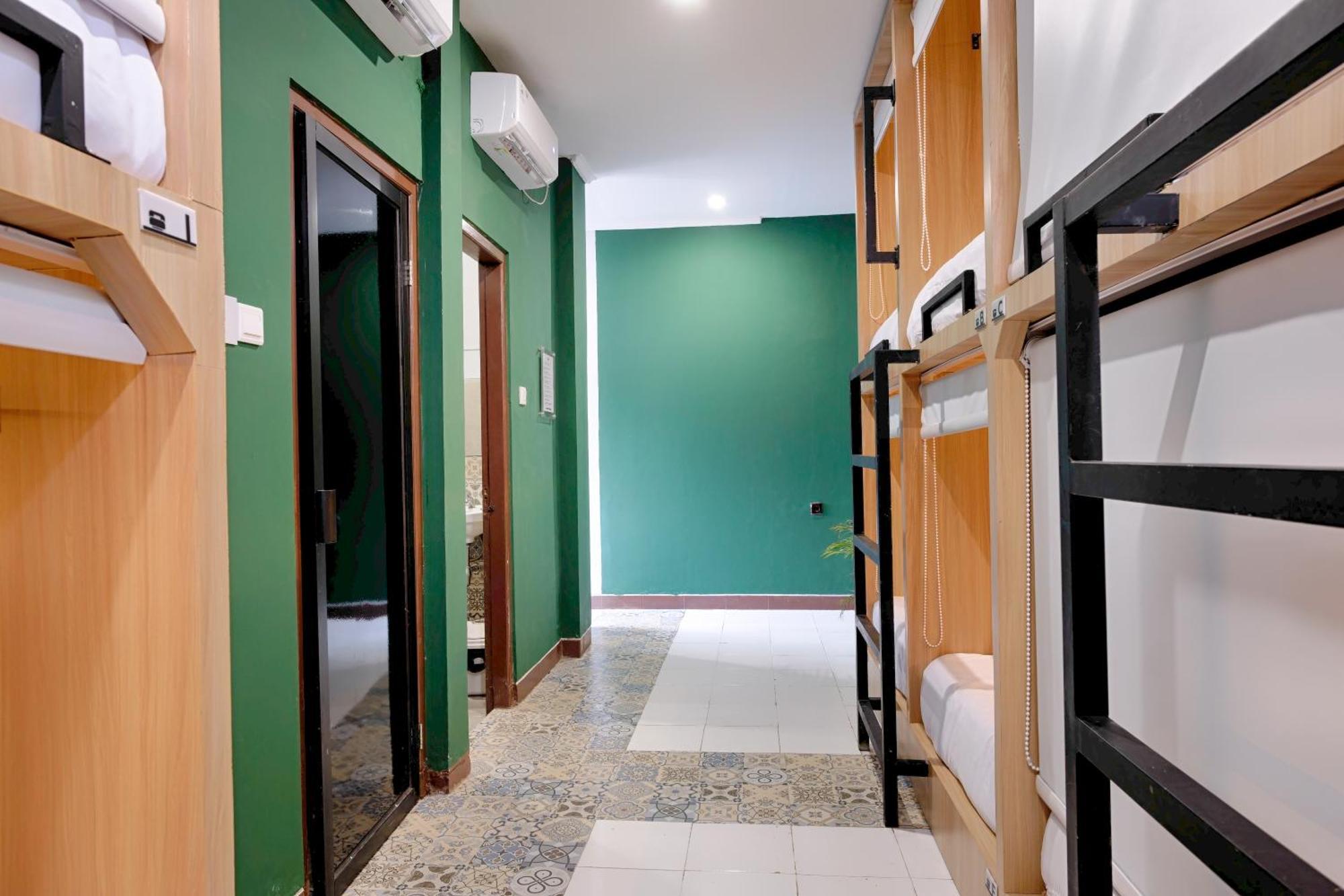 Hubs Hostel Yogyakarta Exterior photo