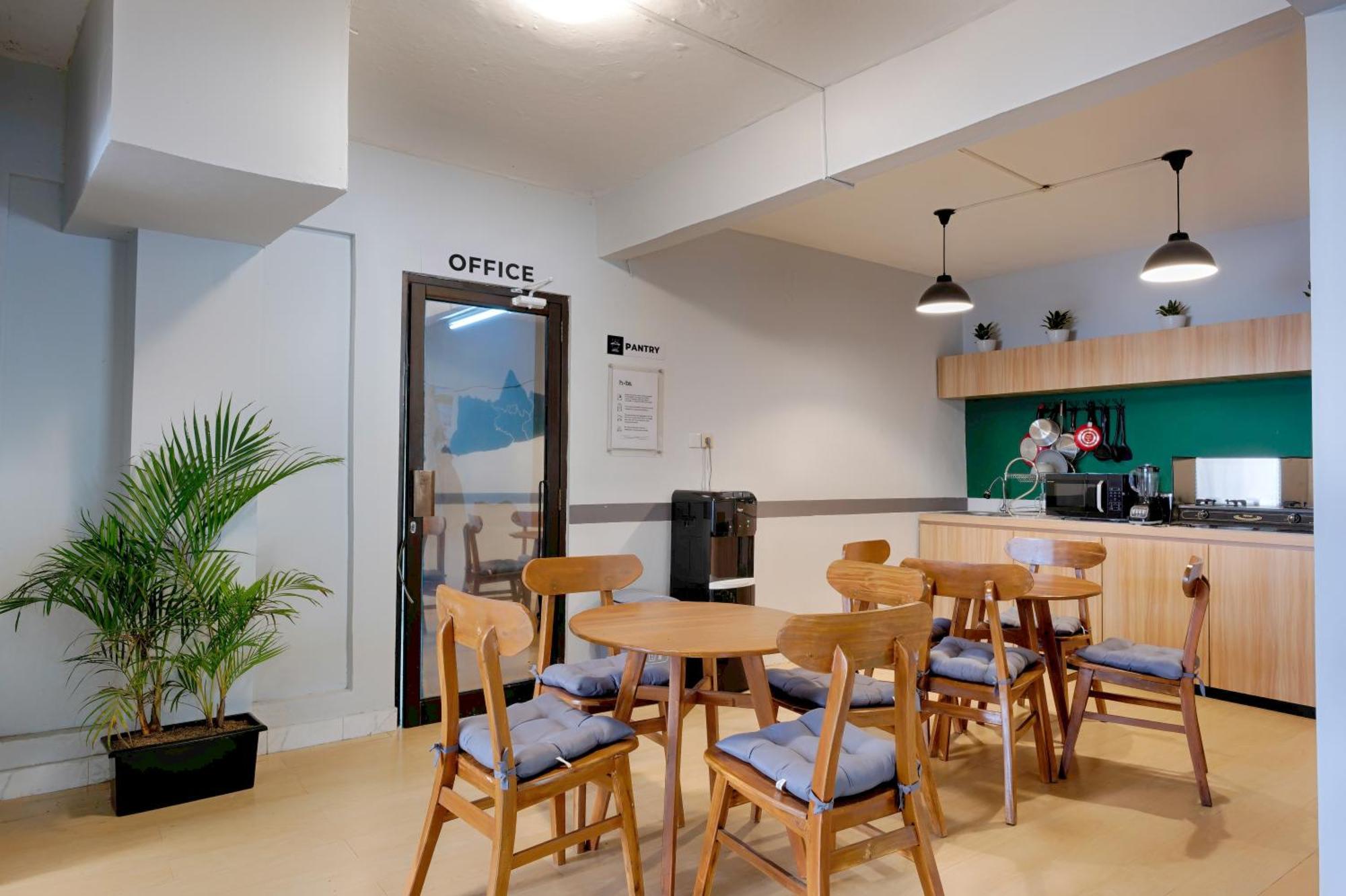 Hubs Hostel Yogyakarta Exterior photo