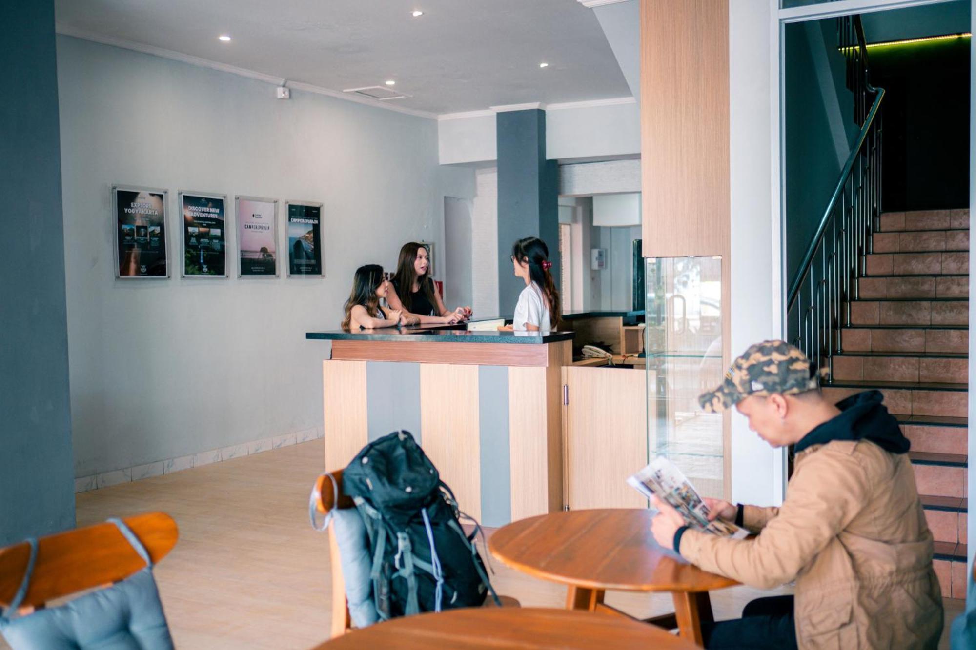 Hubs Hostel Yogyakarta Exterior photo
